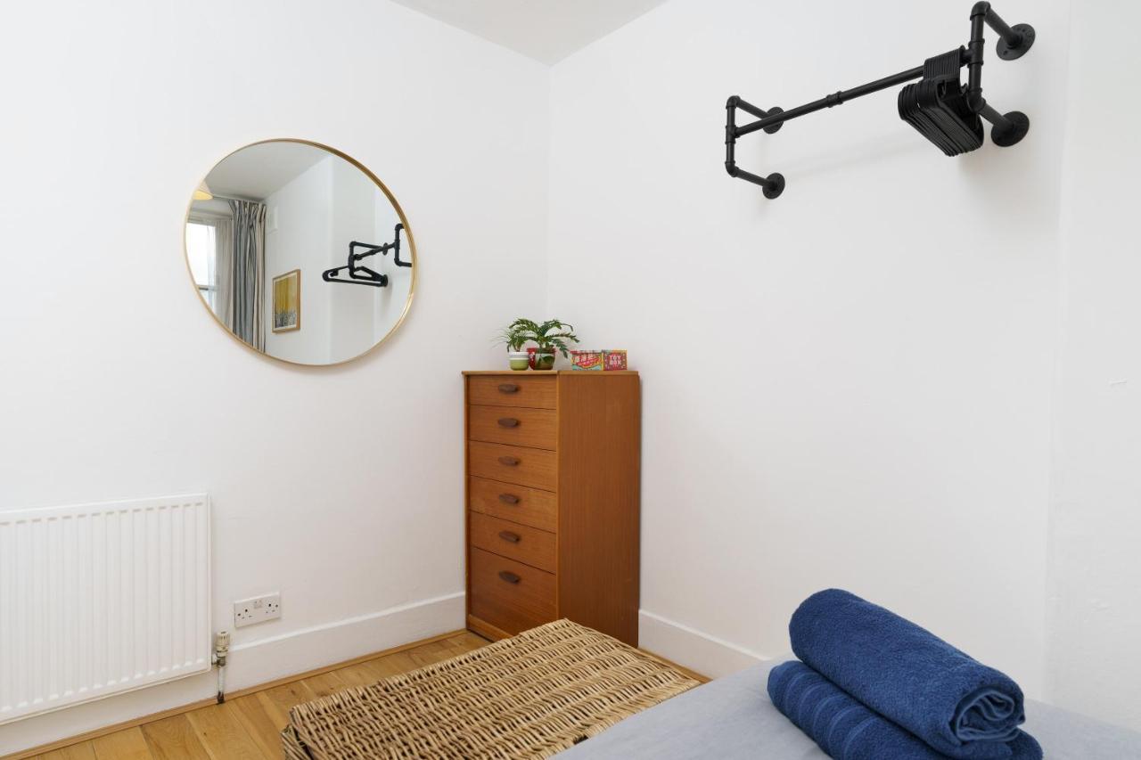 50 Meters To The Metro Apartment London Exterior photo